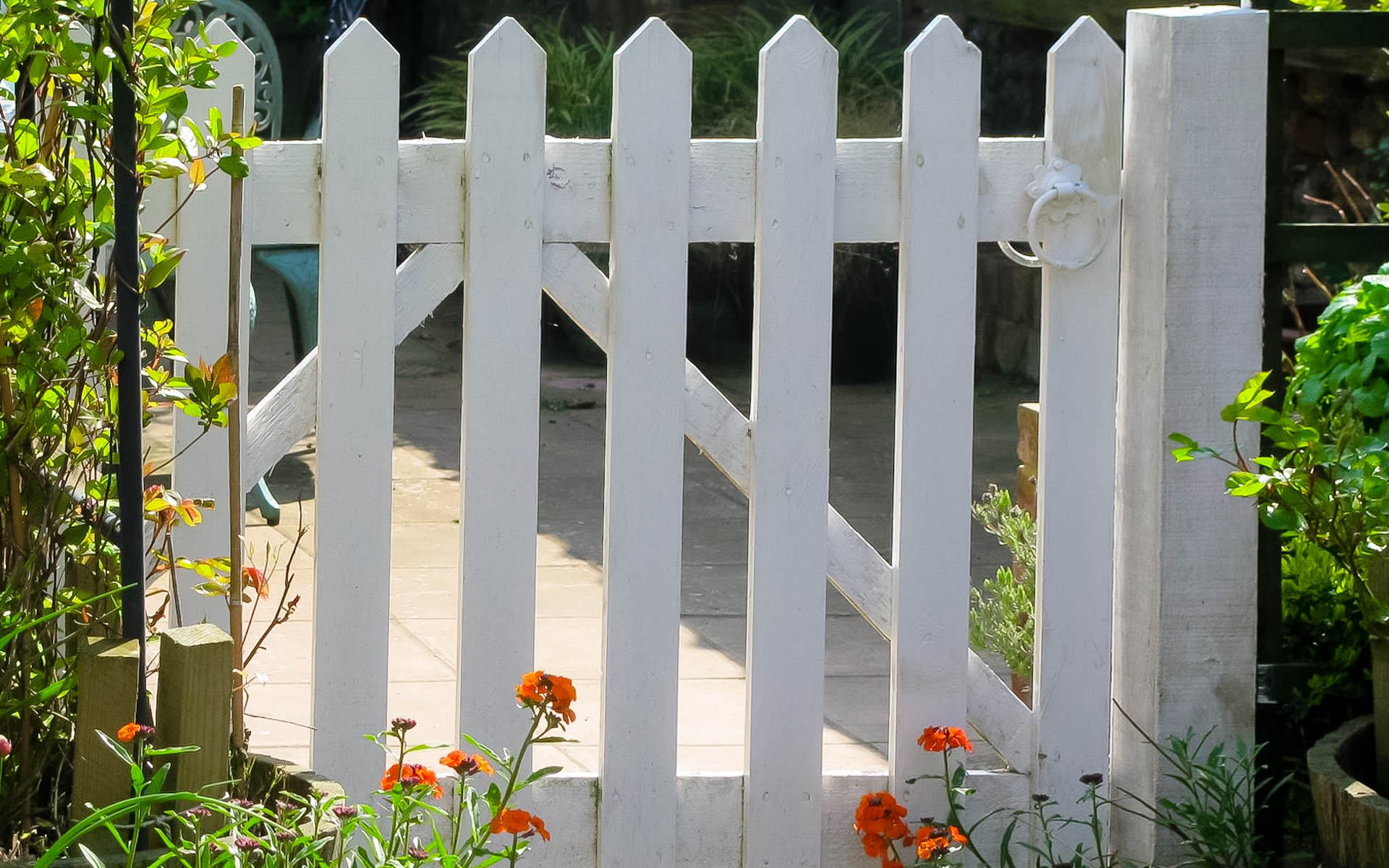 What Mel Did - Seacroft white picket fence
